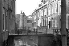 52484 Gezicht op de Kromme Nieuwegracht te Utrecht met de huizen nrs. 10-lager; Links op de achtergrond de ingang van ...